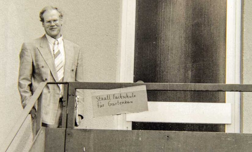 Das erste Schulgebäude 1990 mit Schulgründer Reinhard Kindler